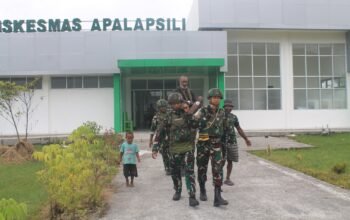 Satgas Yonif 521/DY Bantu Warga Apalapsili Jalani Kontrol Kesehatan di Puskesmas