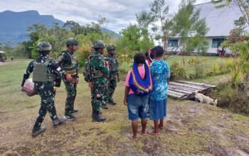 Masuk Dapur Mama Papua Satgas Yonif 521/DY Bantu Memasak dalam Rangka Perayaan Ulang Tahun PW Gereja Lacheroy Distrik Apalpsili Kabupaten Yalimo.