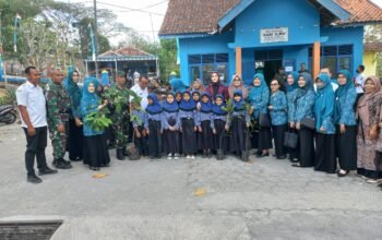 Satgas TMMD Hijaukan Desa Sarimulyo, Tanam 100 Bibit Buah Demi Ketahanan Pangan
