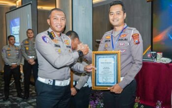 Satlantas Polres Kediri pada kegiatan Anev Kamseltibcar di Polda Jatim Meraih Penghargaan