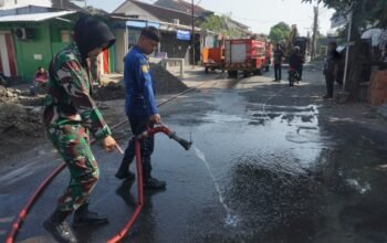 Respon Cepat Tanggapi Keluhan Warga, Satgas TMMD Reguler Ke-125 Gandeng Damkar Laksanakan Penyemprotan Debu