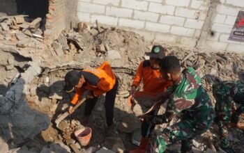 Kompak Dan Solid..!! TNI-POLRI Dan Warga Gotong Royong Selesaikan Perbaikan Saluran Air di Lokasi TMMD Reguler Ke-125 Kodim 0735/Surakarta
