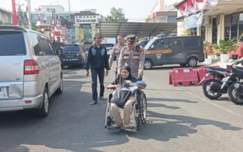 Sentuhan Kepedulian di Tengah Derita, Wakapolsek Ciledug Bantu Warga Sakit ke Rumah Sakit