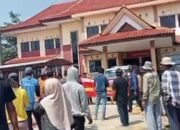 *Warga Pantai Mekar Bekasi Utara Unjuk Rasa, Tuntut Transparansi Anggaran Dana Desa*