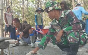Gotong Royong Panas-Panasan, Satgas TMMD Kebut Pembangunan Jalan Rabat Beton di Sarimulyo