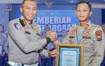 Satlantas Polres Kediri pada kegiatan Anev Kamseltibcar di Polda Jatim Meraih Penghargaan