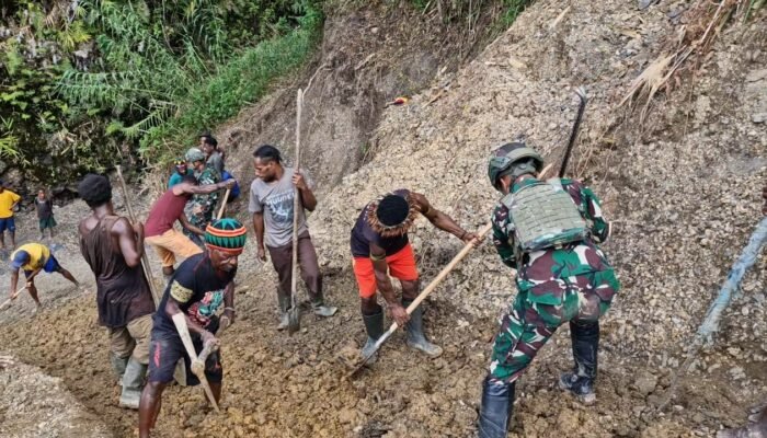 Satgas Yonif 521/DY Perbaiki Jalan Rusak Wamena-Eragayam, Warga: Terima Kasih TNI!