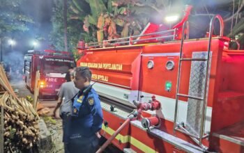 Babinsa Sambi Sigap Bantu Padamkan Kebakaran Gudang Tongkat Pramuka di Boyolali