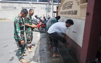 Indahnya Kebersamaan, Satgas TMMD Reguler Ke-125 Kodim 0735/Surakarta Laksanakan Shalat Jum’at Bersama Warga