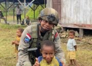 Satgas Ops Damai Cartenz Sambangi Kampung Apom Kiwirok, Salurkan Bantuan Bibit Tanaman dan Alat Tulis