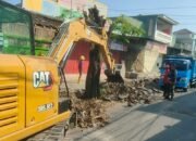 Gunakan Alat Berat, Satgas TMMD Ke-125 Kodim 0735/Surakarta Bersihkan Sisa Batang Pohon