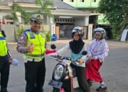 Sembari Patroli, Satlantas Polres Jepara Bagikan Bendera Merah Putih