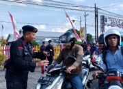 Sambut Hari Kemerdekaan RI ke – 80 Brimob Polda Jatim Berbagi 2000 Bendera Merah Putih di Pamekasan
