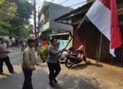 Sambut HUT RI ke-80, Polsek Tambora Bagikan 300 Bendera Merah Putih ke Warga