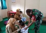 Babinsa Tenangkan Siswa SD Saat Imunisasi BIAS, Ciptakan Suasana Kondusif