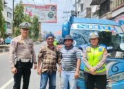 Sat Lantas Menyapa Kemerdekaan, Bagikan Bendera Merah Putih Kepada Pengguna Jalan