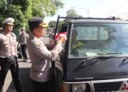 Polresta Banyuwangi Berbagi Bendera Merah Putih Sambut HUT Kemerdekaan RI ke-80