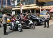 Semarakkan HUT Kemerdekaan RI ke-80, Kapolsek Kebon Jeruk Beserta Jajaran Bagikan Bendera Merah Putih kepada Warga dan Pengendara