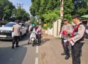 Sambut HUT RI ke-80, Polsek Kembangan Bagikan 200 Bendera ke Pengguna Jalan