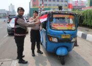 Semarak HUT RI ke-80, Polsek Metro Tamansari Bagikan 300 Bendera Merah Putih