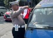Semarak Jelang Hari Kemerdekaan RI ke -80, Polisi Berbagi Bendera Merah Putih di Nganjuk