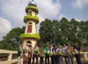 Ketahanan Pangan, Bhabinkamtibmas Palmerah dan Warga Palmerah Panen Pokcoy Hasil Kebun Bersama