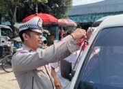 Polres Pacitan Pupuk Jiwa Nasionalisme Jelang HUT Ke-80 RI, Berbagi Ratusan Bendera Merah Putih