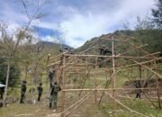 Prajurit Satgas Yonif 700/WYC Bangun Sekolah di Pedalaman Mayuberi, Target Rampung Sebelum 17 Agustus