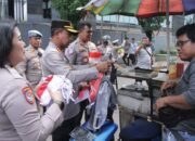 Sambut HUT RI ke-80, Kapolres Metro Jakbar Turun Langsung Bagikan Bendera di Tomang