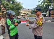 Semarak Merah Putih: Kapolsubsektor Ketapang Bagikan Bendera ke Warga Pengendara di Tambora