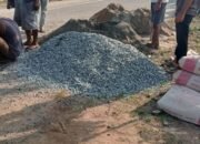 GOTONG ROYONG WARGA DESA PANCA BAKTI: PERBAIKI JALAN DEMI AKSES LEBIH NYAMANPesawaran – 8 Agustus 2025