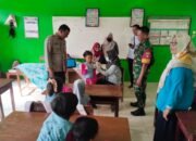 Babinsa Dampingi Imunisasi Siswa SD, Tingkatkan Kekebalan Tubuh dan Cegah Penyakit