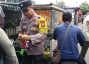 Bhabinkamtibmas Pekojan Semarakkan HUT RI ke-80 dengan Bagikan Bendera Merah Putih