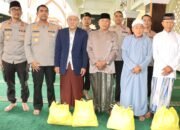 Safari Jumat Di Masjid Himawan At Taubah, Kapolres Metro Jakarta Barat Tebar Kebersamaan dan Peduli Sesama