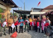 Sambut HUT RI ke-80, Koramil dan Forkopimcam Kemusu Bagikan Bendera Merah Putih Ke Masyarakat