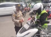 Kapolsubsektor Jembatan Besi Ajak Warga Kibarkan Merah Putih di Kendaraan
