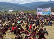 Satgas Yonif 700/WYC Amankan Kunjungan Gubernur Papua Tengah di Sinak, Bawa Bantuan dan Harapan bagi Pengungsi