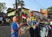 Polres Jepara Semarakkan HUT ke-80 RI, Bagikan Bendera Merah Putih di Pasar Jepara