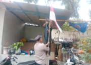Polsek Metro Tamansari Polres Metro Jakarta Barat Gelar Pembagian dan Pemasangan Bendera Merah Putih dalam Rangka HUT Republik Indonesia ke-80