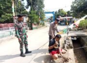 Sambut HUT RI Ke-80, Bhabinkamtibmas Polsek Padang Cermin Bersama Bhabinsa ajak Masyarakat Kibarkan Bendera Merah Putih