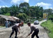 Polsek Bahorok bersama Mahasiswa KKN UINSU Jalin Kerjasama Dalam Melaksanakan Harkamtimas dengan Menimbun Jalan Yang Rusak.