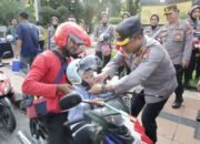 Semarak Merah Putih Sambut HUT RI ke-80 Polisi Berbagi 3.600 Bendera dan 83 Helm di Surabaya