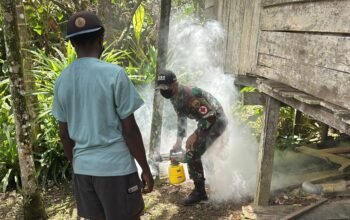 Cegah Malaria dan DBD, Satgas Yonif 131 Fogging Rumah Warga Pyiawi Perbatasan Papua