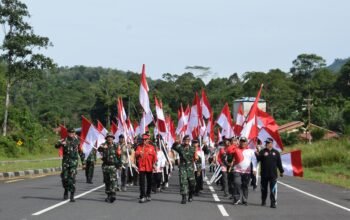 Satgas Pamtas RI-Malaysia Yonarhanud 1 Kostrad Gelar Napak Tilas Bersama Masyarakat Sajingan Besar Peringati HUT RI ke-80