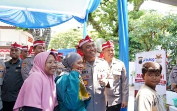 Wakapolri Beri Perhatian Khusus Kepada Biarawati dan Lansia Saat Bakti Sosial di Polsek Genuk