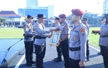“Kapolda Jatim Beri Penghargaan kepada 73 Personel Berprestasi, 4 Diantaranya Terima KPLB”