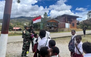 Bagikan Buku dan Alat Tulis Satgas Yonif 521/DY Untuk Anak Papua Cerdas di Distrik Napua 