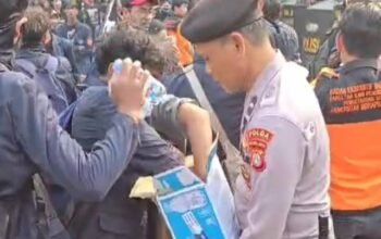 Polisi Bagikan Air Mineral Kepada Massa Demo di Senayan