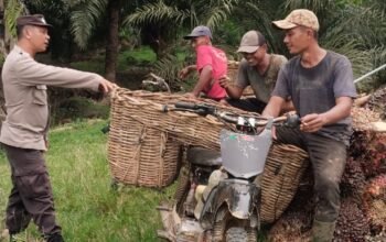Bhabinkamtibmas Sambang Desa Binaan Dan Sampaikan Pesan Kamtibmas