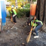 Ojol & Warga Kompak Bersihkan Pos Polisi Yang Dibakar Massa di Surabaya